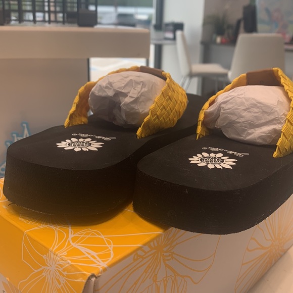 Yellow Box yellow flip flop - Picture 6 of 9